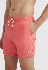 Shorts de bain pour hommes en corail, en tissu léger, avec taille élastique, fermeture à cordon, poches latérales et accent logo sur l'ourlet.