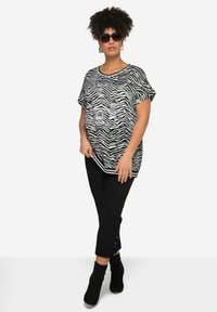 MIAMODA CREW NECK ZEBRA  - Triko s potiskem - black