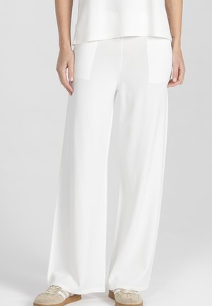 - Spodnie materiałowe