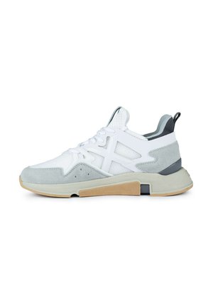 Sneaker bianca caratterizzata da una combinazione di materiali in rete e suede, accenti grigi e una suola in gomma testurizzata con un motivo geometrico.