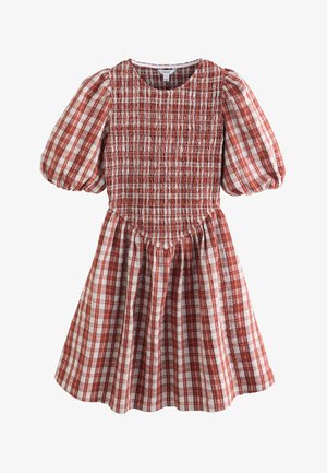 Rød og hvid ternet kjole med puffede korte ærmer, smocket krop og udvidet nederdel.