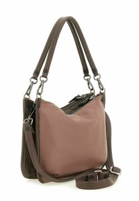 Borsa a mano in pelle marrone con finitura texturizzata, dotata di chiusura con zip, doppi manici e una tracolla rimovibile.