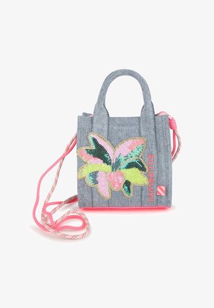 Niebieska mini torebka z denimu z kwiatowym wzorem z cekinów w kolorach różowym, zielonym i złotym. Ma różowy pasek oraz napis "BILLIEBLUSH".