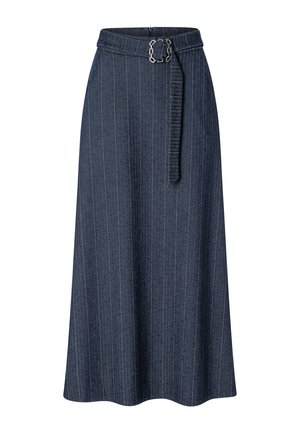 Jupe longue en denim bleu foncé avec des rayures verticales, dotée d'une taille ceinturée et d'une boucle métallique carrée. Texture lisse, forme évasée.