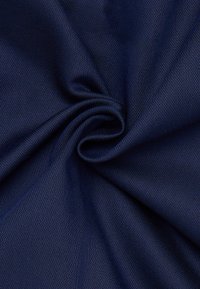 Tessuto blu navy con una superficie morbida, caratterizzato da un sottile motivo di intreccio, piegato per mettere in risalto il suo drape e la sua profondità.