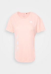 Camiseta deportiva rosa de manga corta, con cuello redondo y tres franjas blancas distintivas en el lado izquierdo. Textura suave.