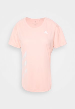 Růžové sportovní tričko s krátkým rukávem, kulatým výstřihem a třemi výraznými bílými pruhy na levé straně. Měkká textura.