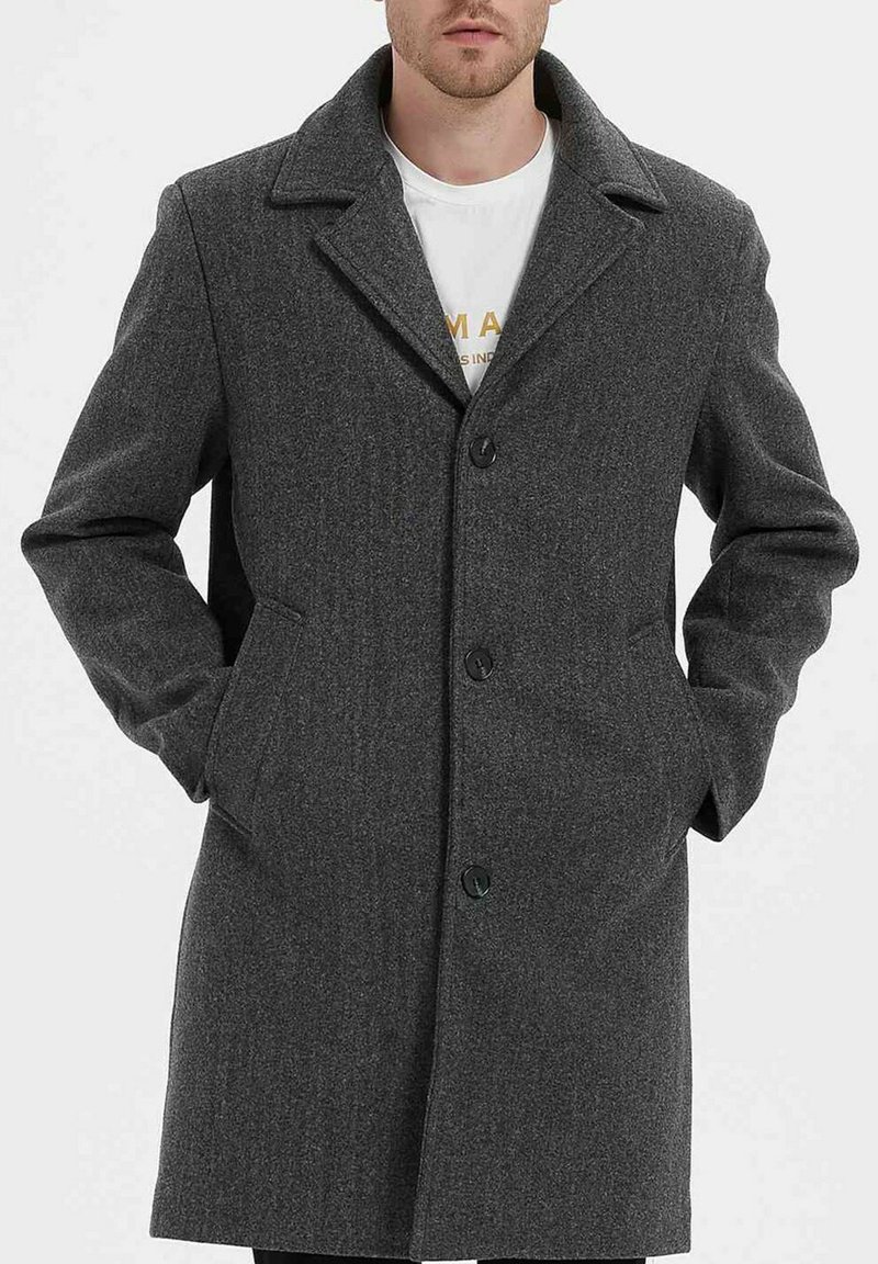 Manteau en laine gris avec un col cranté, quatre boutons sur le devant, poches sur les côtés et une silhouette structurée. Le tissu texturé ajoute de la profondeur.