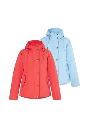 Deux vestes à capuche, une rouge et une bleu clair, avec des boutons à l'avant et des poches, présentées sur un fond blanc.
