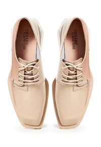 Chaussures en cuir beige à lacets avec bouts carrés, marquées Cesare Gaspari à l'intérieur, vues de dessus sur fond blanc.