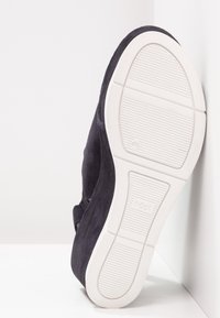 Högl Sandály na platformě - dark blue