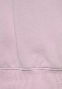 Tessuto felpa rosa chiaro con una trama liscia e orlo a coste. Presenta un design pulito con dettagli minimi e nessun abbellimento visibile.