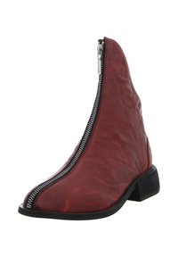 Roter Leder-Stiefel mit hohem, spitz zulaufendem Design; verfügt über einen auffälligen silbernen Reißverschluss vorne und einen niedrigen, quadratischen Absatz.