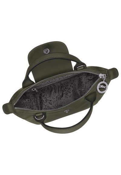 Olivgrüne Lederhandtasche mit einem Reißverschluss, genähten Akzenten und silbernem Beschläge. Das gefütterte Innere hat ein dezentes Muster.