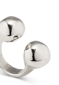 Anillo de plata con dos extremos redondeados. Superficie lisa, acabado metálico, diseño de banda abierta. No se observan patrones ni acentos adicionales.