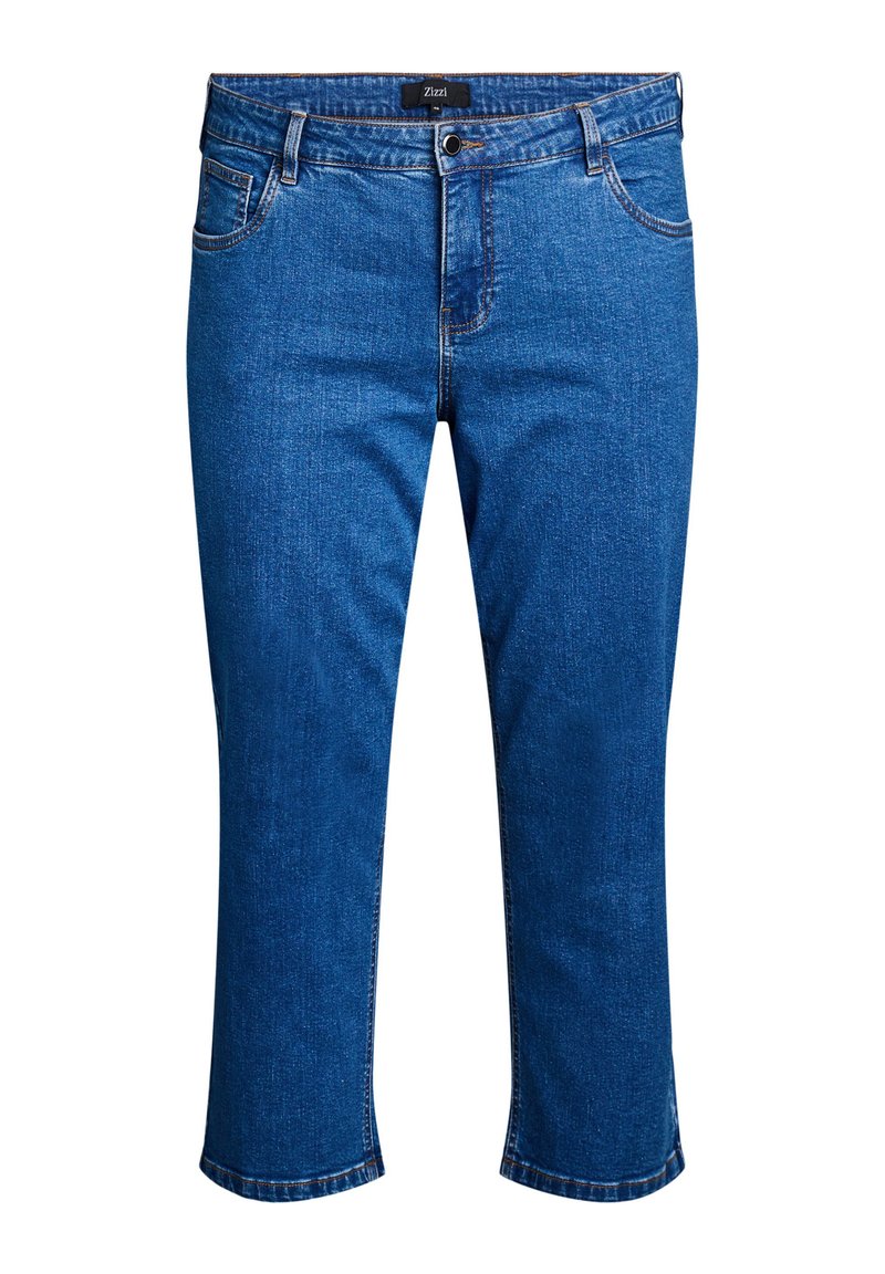 Pantalons capri en denim de couleur bleu moyen, dotés d'une fermeture à bouton, d'un design à cinq poches et de coutures visibles sur l'ourlet et les poches.