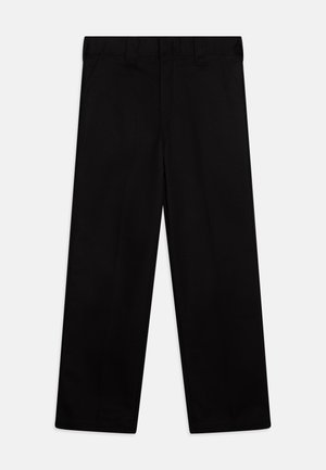 Černé kalhoty na míru, vyrobené z látky s hladkou texturou, s rovnými nohavicemi a dvěma předními kapsami.