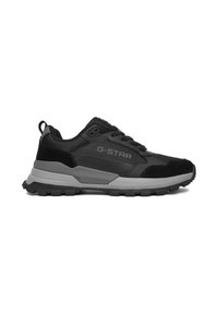 Melnas sporta kurpes ar teksturētu augšdaļu, pelēki akcenti un izturīga zole. Aprīkotas ar auklu aizdares dizainu un sānu logotipu.