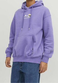 Felpa con cappuccio viola con tasca frontale, stringhe con punte in metallo e logo di una montagna sul petto. Materiale in misto cotone.