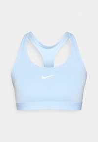 Sujetador deportivo de color azul claro con una textura suave, que presenta un logo blanco de Nike en el centro y un diseño de espalda nadadora para mayor soporte.