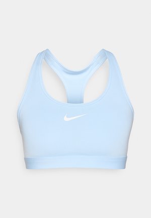 Reggiseno sportivo blu chiaro con una texture liscia, caratterizzato da un logo Nike bianco al centro e un design a schiena scoperta per un supporto ottimale.