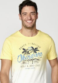Koroshi SHORT SLEEVE  - Marškinėliai su spaudiniu - amarillo   yellow