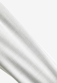 Tela blanca texturizada con un patrón de costillas horizontal, que muestra una superficie suave y ligeramente brillante, con costuras visibles.