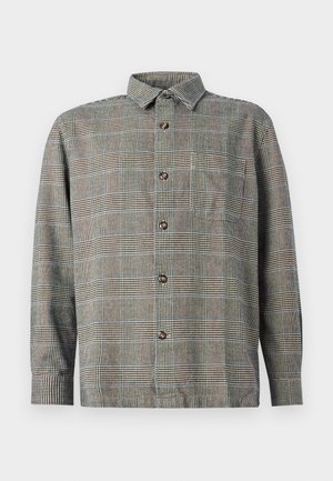 Πουκάμισο μακρύ μανίκι σε μπεζ και μαύρη καρό σχέδιο με γιακά και τσέπη στο μπροστινό μέρος σε λευκό φόντο.