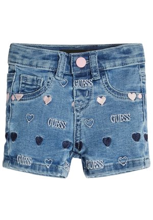 Denim shorts til småbørn med lyserød knap, forlommer, broderede hjerter i pink og marineblå samt flere hvide "GUESS"-logoer på stoffet.