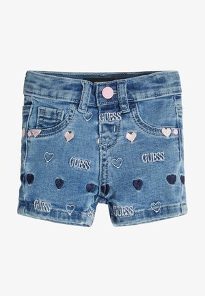 Denim shorts til småbørn med lyserød knap, forlommer, broderede hjerter i pink og marineblå samt flere hvide "GUESS"-logoer på stoffet.