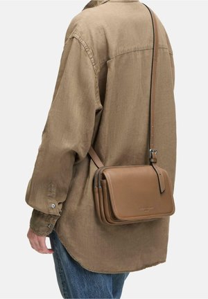 Borsa a tracolla in pelle marrone con molteplici scomparti, dotata di chiusura con zip, tracolla regolabile e superficie liscia.