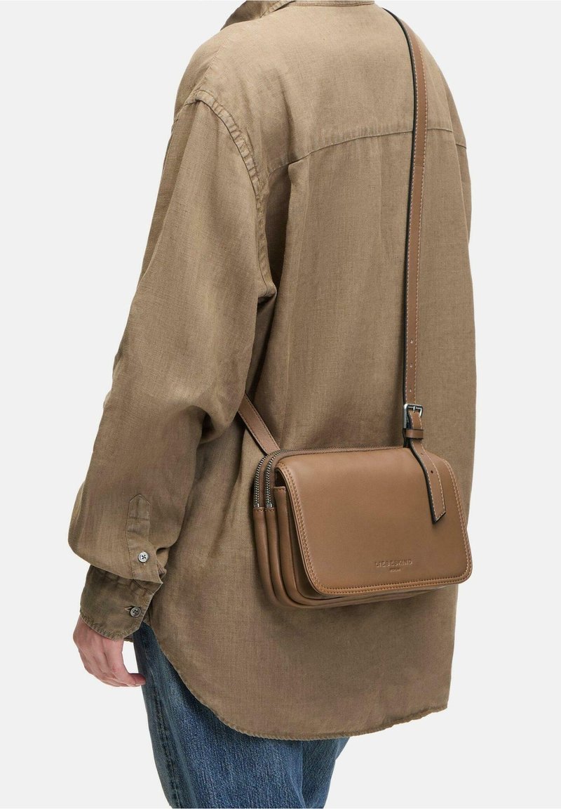 Borsa a tracolla in pelle marrone con molteplici scomparti, dotata di chiusura con zip, tracolla regolabile e superficie liscia.