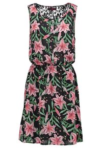 Robe fleurie noire ornée de lys roses et de feuilles vertes. Modèle sans manches avec un col rond en dentelle et une taille élastique.