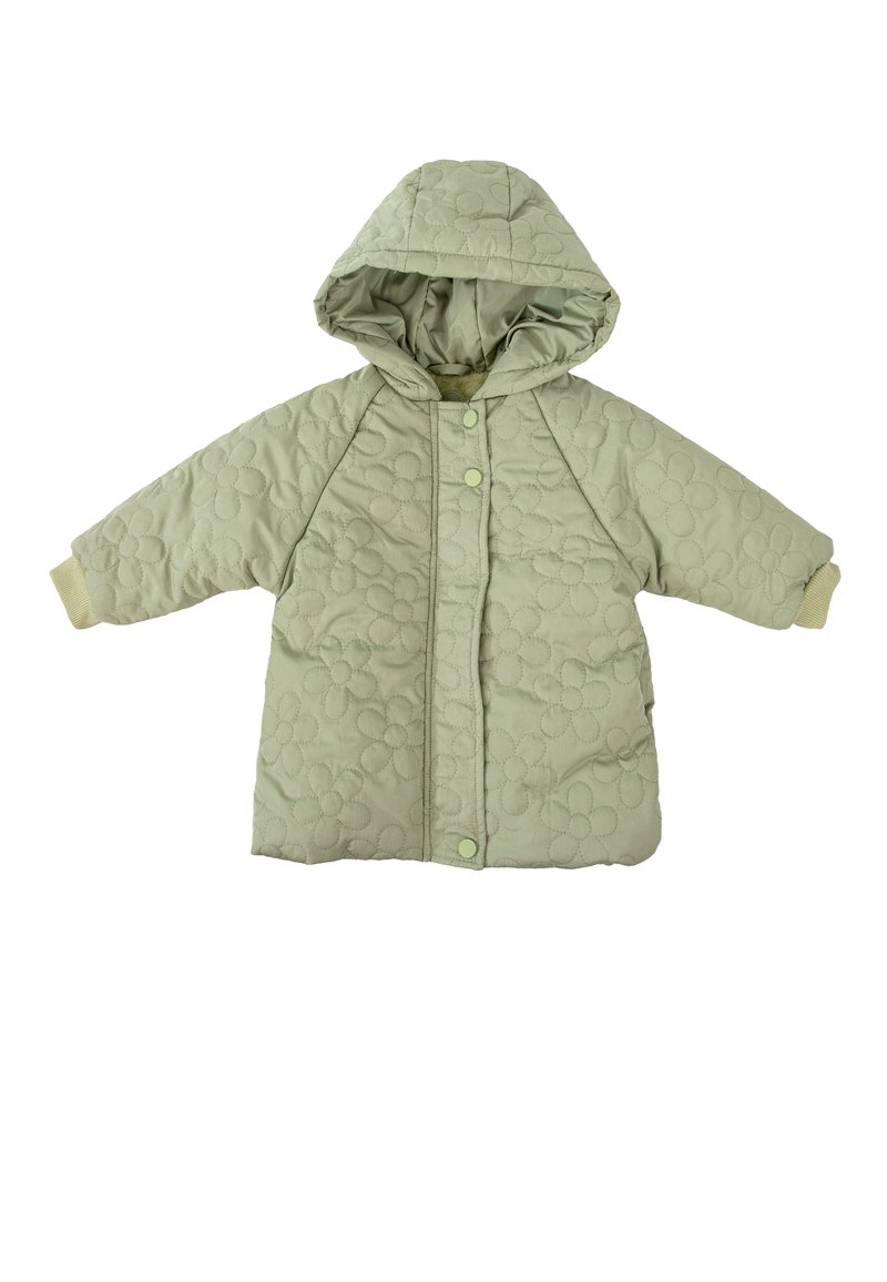 Chaqueta para bebé en verde claro con capucha, patrón acolchado de flores y cierre de botones a presión, puños de canalé, aislada sobre fondo blanco.
