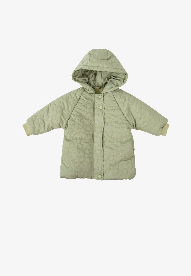 Chaqueta para bebé en verde claro con capucha, patrón acolchado de flores y cierre de botones a presión, puños de canalé, aislada sobre fondo blanco.
