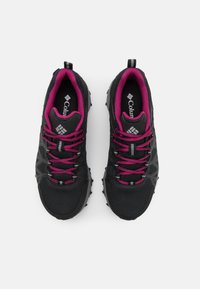 Czarne buty do wędrówek z siateczkowym wierzchem o teksturowanym wykończeniu i fioletowymi akcentami, wyposażone w okrągłe sznurowadła, teksturowaną podeszwę oraz wzmocnione obszary pięty i palców.
