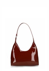 Sac à main en cuir verni rouge brillant avec une forme courbée et une seule bandoulière réglable. Dispose d'une fermeture éclair en haut.