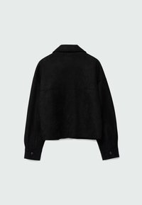 Giacca nera in suede cropped con colletto, spalle scese e polsini con bottoni. Presenta una texture liscia e un design minimale.