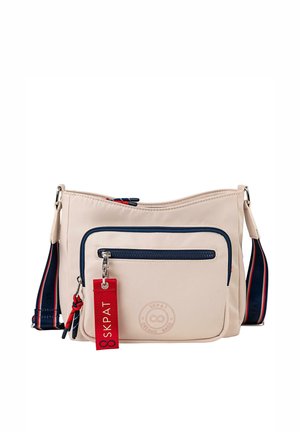 Bolso bandolera beige de nylon con detalles en azul marino, que incluye un bolsillo frontal con cremallera, parche con el logo y una correa ajustable con detalles en rojo y azul marino.