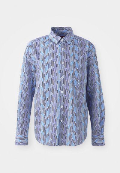 Camisa de botones con un patrón en zigzag azul y púrpura con rayas verticales negras, de mangas largas y con cuello clásico.