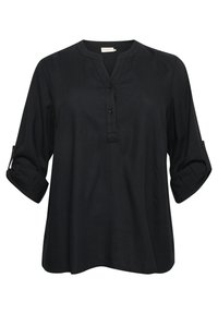 Svart blus med knäppning och v-ringning, långärmad med uppvikta ärmar, och en texturerad tyg. Har en subtil lyster och tre framknappar.