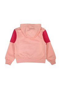 Sweat à capuche rose clair avec des patchs rouges aux épaules. Tissu doux, poignets et ourlet côtelés. Design simple avec une coupe décontractée.