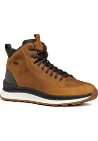 Botas de senderismo de cuero marrón con un diseño de caña alta, acentos texturizados en negro, ojales de metal y una entresuela blanca junto con una suela de goma.