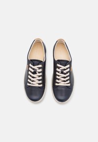 Marineblaue Leder-Schnürsneaker mit cremefarbenen Schnürsenkeln, runder Zehenform und minimalistischer Optik. Lederinnenfutter und leichte Gummisohle.