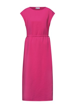 Růžové midi šaty bez rukávů s kulatým výstřihem a volným páskem v pase, vyrobené z texturované látky.