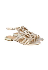 Sandalia trenzada dorada con diseño plano, que presenta cortes circulares, cierre de hebilla y un pequeño tacón de bloque metálico. Textura suave.