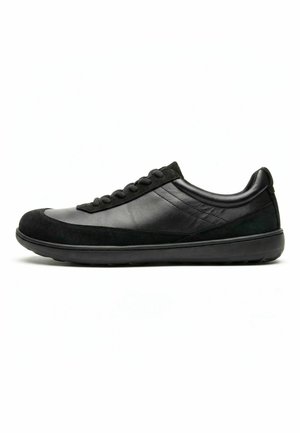 Schwarzer Sneaker mit niedrigem Profil, Leder- und Wildlederobermaterial, Schnürverschluss und gepolsterter Sohle, seitliche Ansicht auf weißem Hintergrund.
