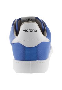 Baskets en toile bleues avec semelle en caoutchouc blanche, dotées d'une finition lisse, d'accents cousus et d'un logo "Victoria" sur le talon.