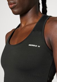 Nebbia SPORTY SLIM FIT CROP TANK - Top - black