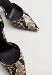 Escarpins à bout pointu en imitation peau de serpent marron et beige, avec un intérieur noir et une texture lisse.